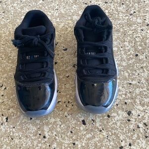 Jordan black basketball shoes good:fair condition